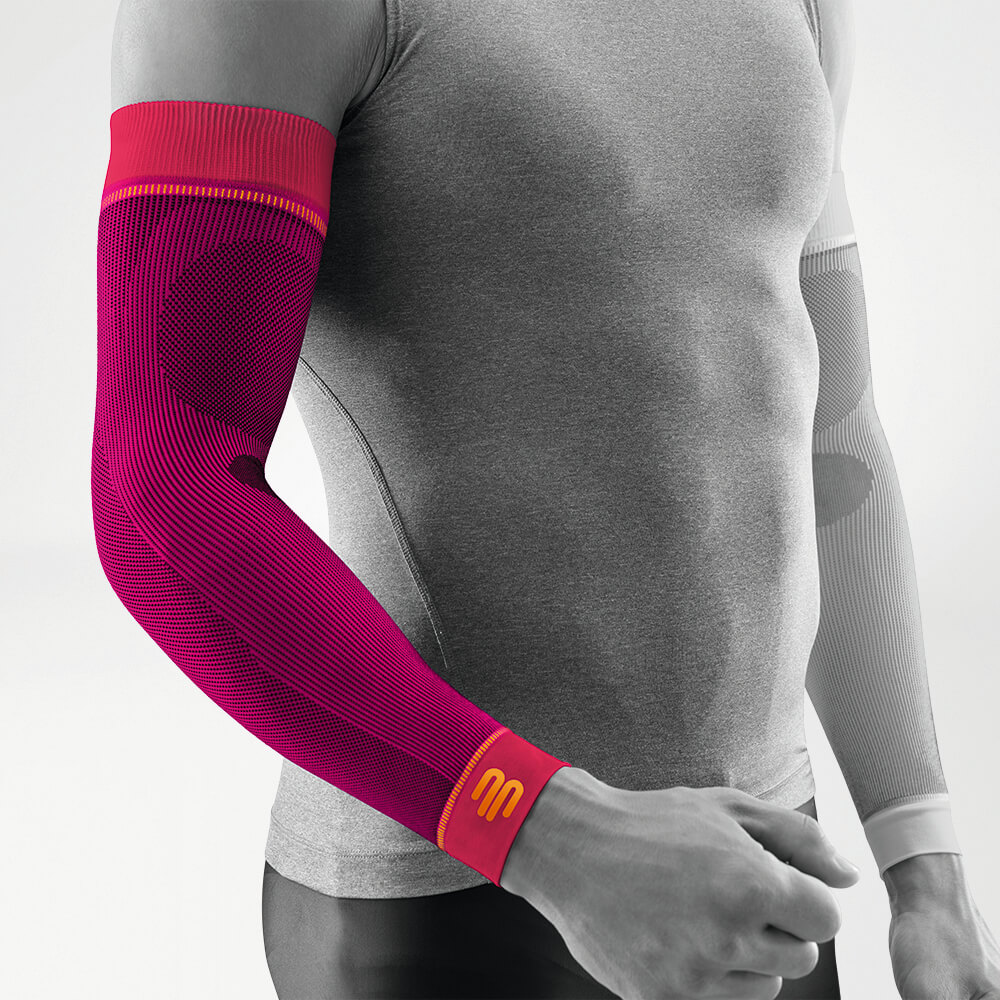 Completamento della manica a compressione rosa per il braccio sul corpo grigio stilizzato