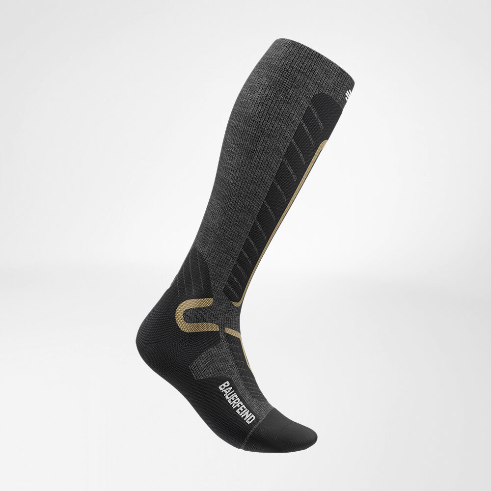 Seitenansicht des grauen  Sportsocken für Ski Alpine mit Merinowolle