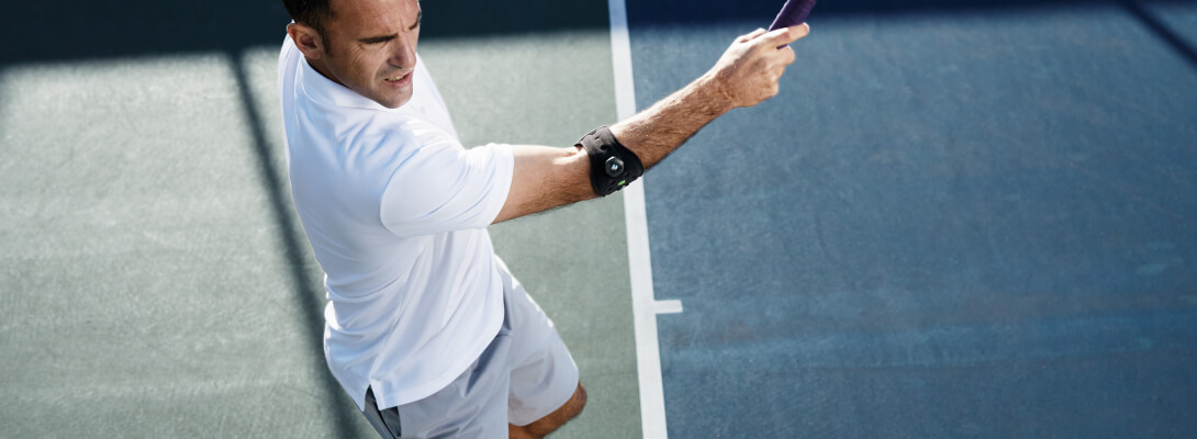 Ellenbogen Bandage nel tennis Tennis Player che indossa una clip del gomito per alleviare gli archi a tennisel