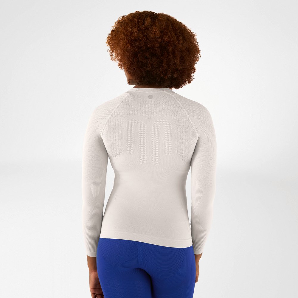 Vista posteriore di una maglia a maniche lunghe grigio argento aderente con design testurizzato