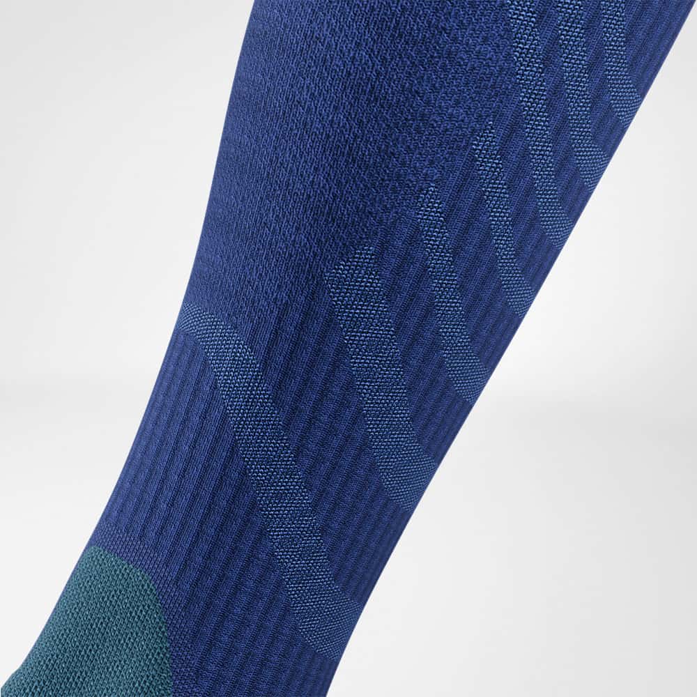 Calzini da trekking merino zone di compressione dei dettagli blu scuro Vista dettagliata dell'area del vitello dei calzini da trekking Merino in blu scuro