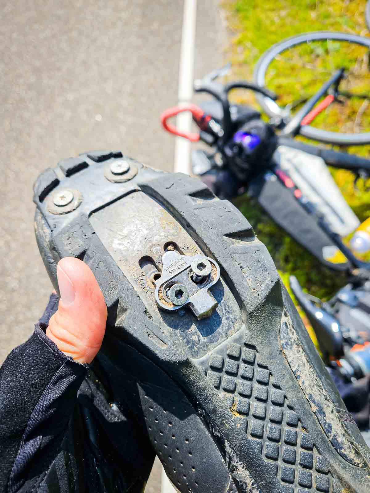 Una piastra di tacchetti allentata con viti allentate su un pattino per ruote