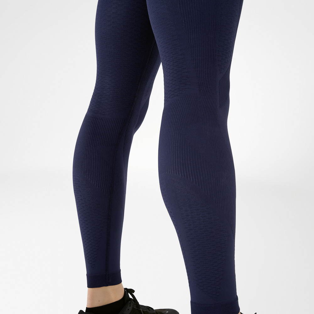 Polpacci di un uomo che indossa pantaloni a compressione blu scuro