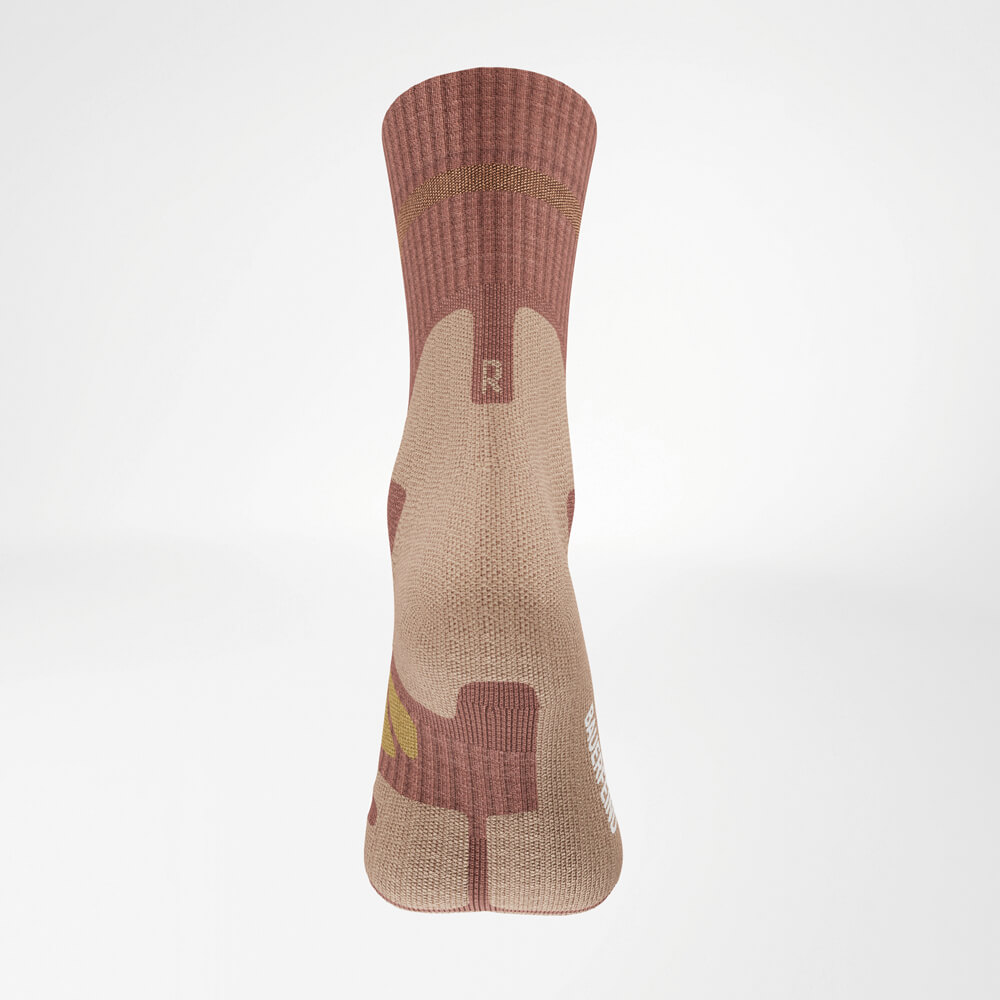 Primo piano delle Merino Outdoor Socks nella vista posteriore. La finitura di alta qualità del tallone e del gambale evidenzia la struttura resistente e il massimo comfort, ideali per le attività all'aperto.