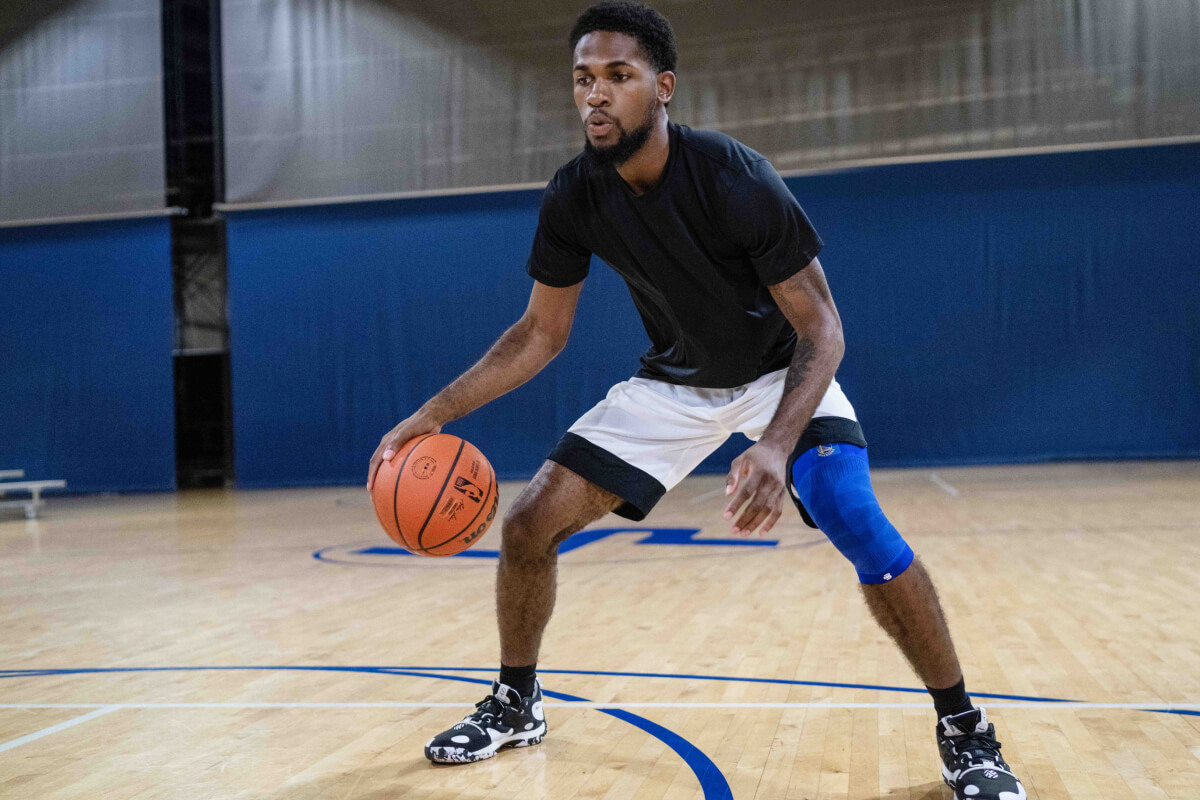 Basketballer dribbla e indossa la manica del ginocchio NBA Golden State Warriors