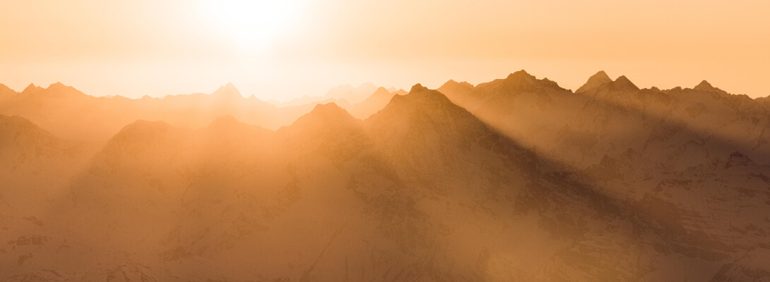 Merino Skisocken beim Alpine Ski Bergpanorama mit Sonnenuntergang