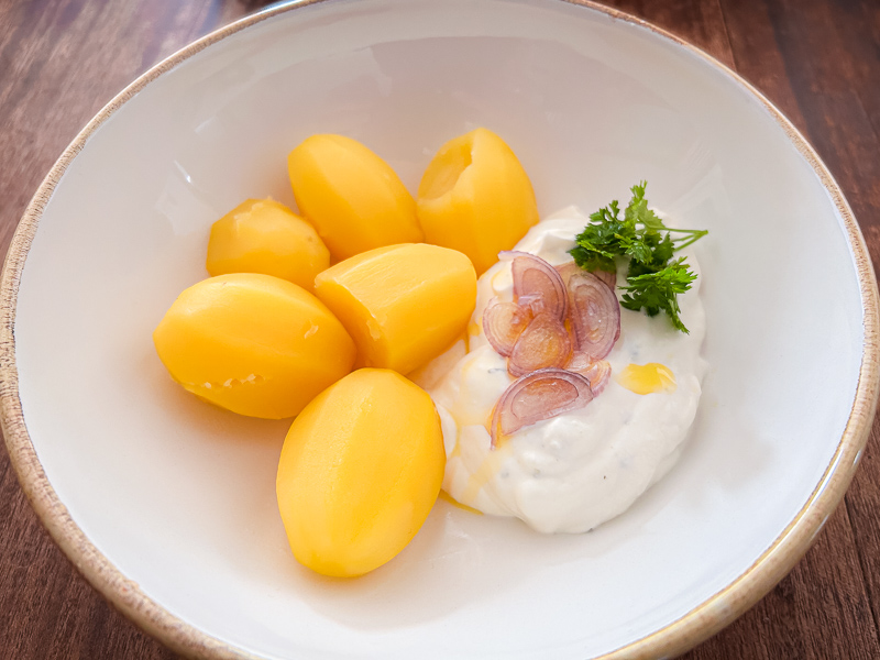 Patate con quark come fonte di carboidrati facilmente digeribili per il carbo-loading. Un piatto di patate bollite e quark, un pasto sano e facilmente digeribile per il carbo-loading prima di una mezza maratona.