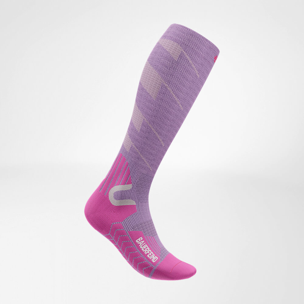 Seitenansicht des lilac-farbenen Sportsocken für Ski Touring mit Merinowolle