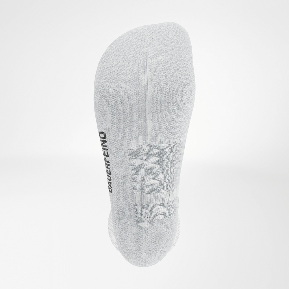Dettaglio della suola dei calzini Run Performance bianchi di Bauerfeind con imbottitura visibile e logo BAUERFEIND integrato.