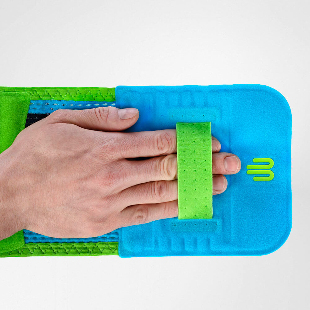 Attrazione ribara di bendaggio Vista dettagliata della fascia posteriore con una mano attraverso il ciclo manuale per chiudere il prodotto