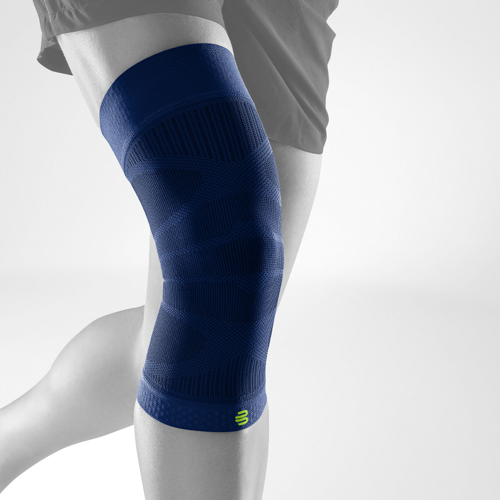 Vista completa delle maniche del ginocchio blu scuro su una gamba grigia stilizzata