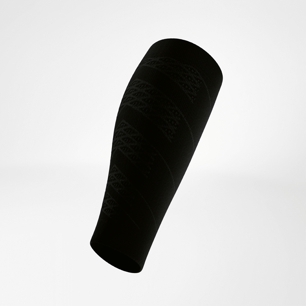 Sleeve a compressione nera per il polpaccio in vista laterale con logo bianco sul bordo superiore. La struttura liscia è accompagnata da sottili linee a maglia che seguono il profilo della gamba.