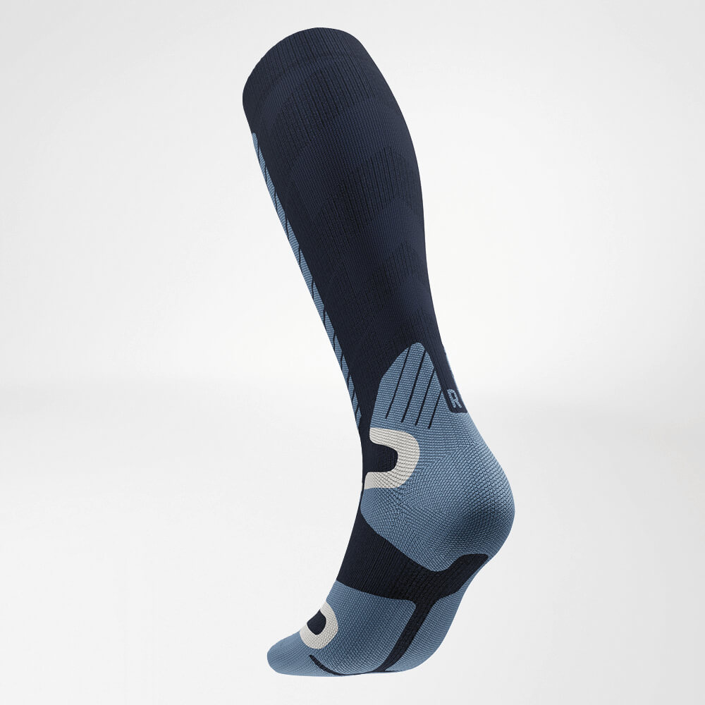 Vista posteriore inclinata di un calzino a compressione da sci blu con design ergonomico e zone rinforzate per una maggiore stabilità e comfort durante gli sport invernali.