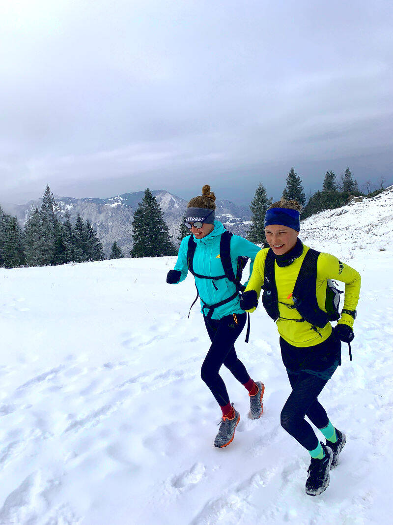 Hahner Twins corrono con zaini attraverso un paesaggio invernale
