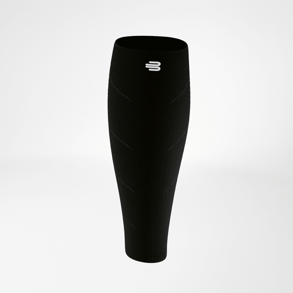 Sleeve a compressione nera per il polpaccio in vista laterale, con motivo sottile visibile nel tessuto a maglia. Il materiale aderisce perfettamente e mette in risalto la forma anatomica della gamba inferiore.
