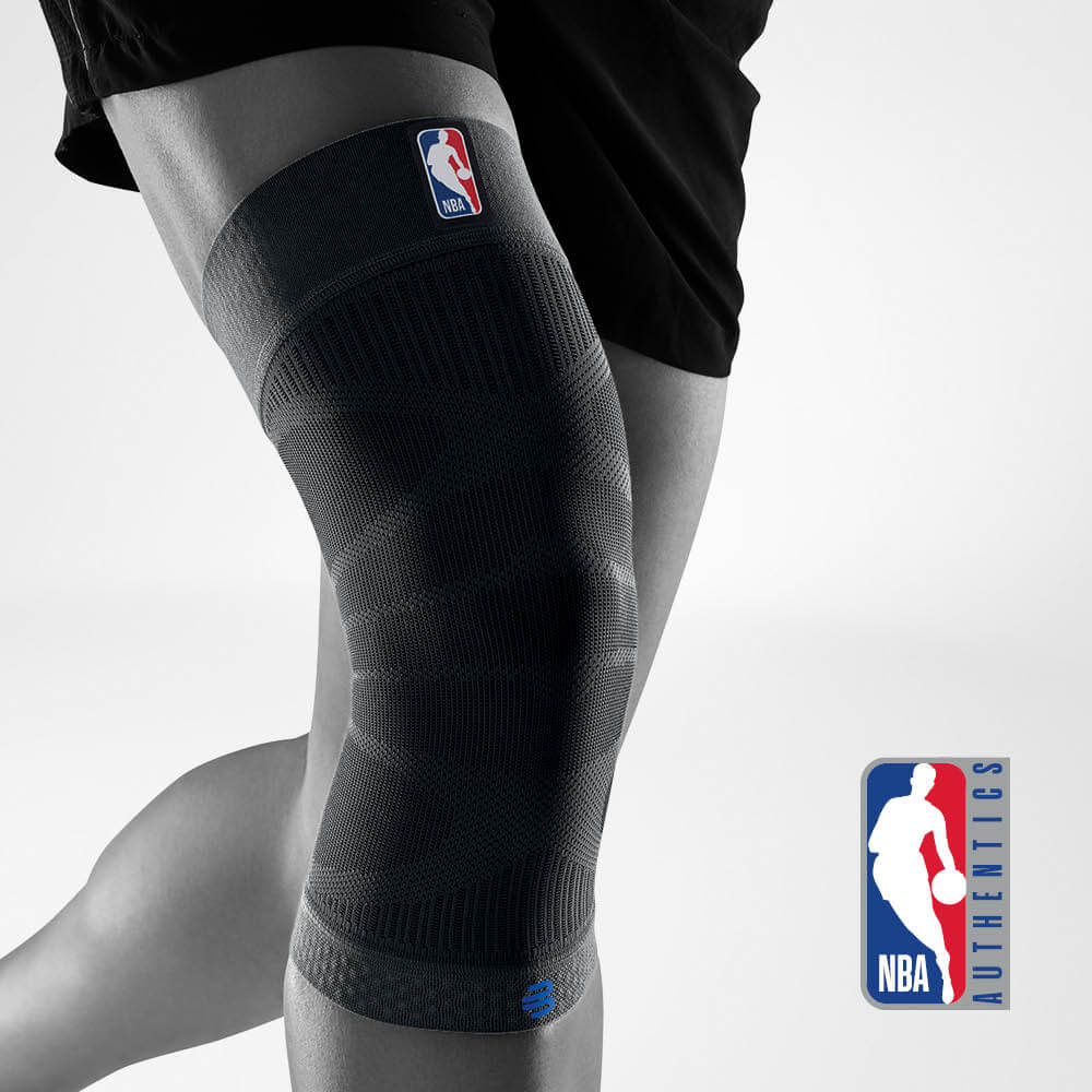 Vista completa della manica del ginocchio nero NBA sul corpo grigio stilizzato