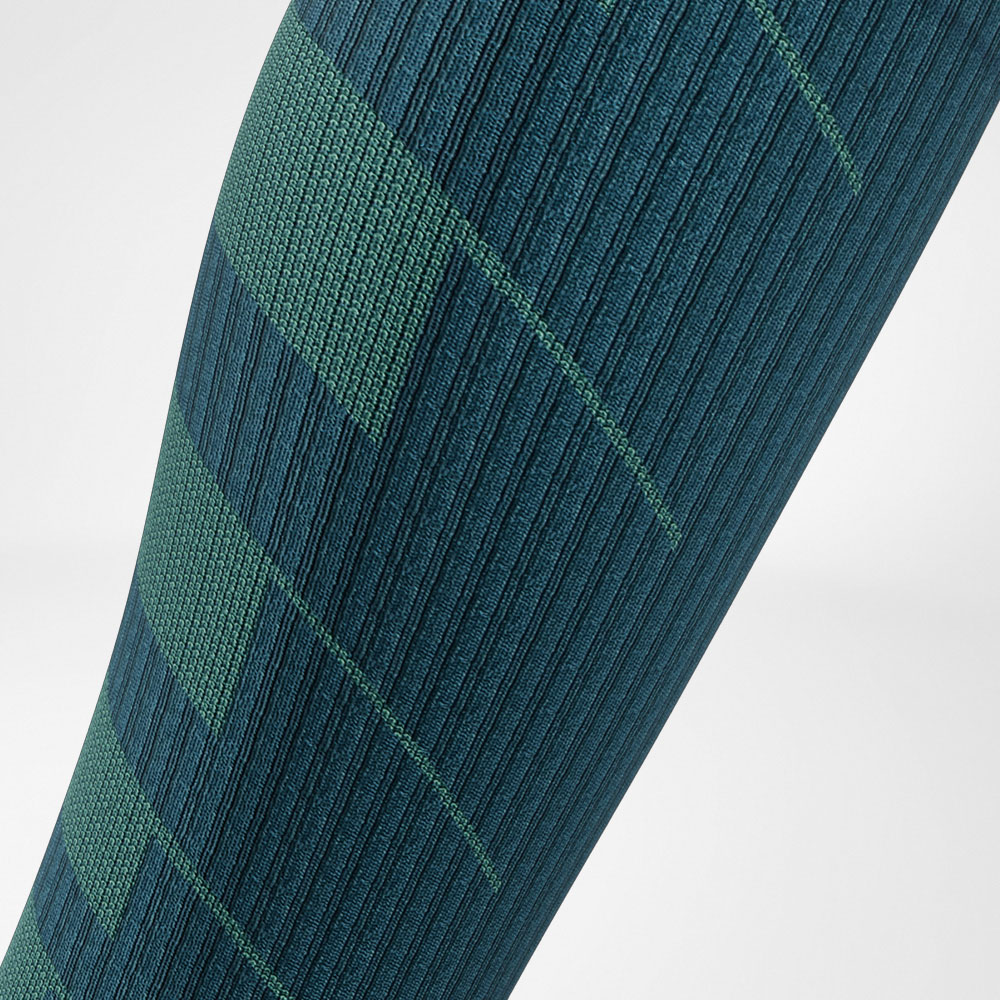 Trailrun che corre calzini blu-verde-dettaglio zone di compressione Vista dettagliata dell'area del polpaccio della pista blu -grigio - calzini da corsa