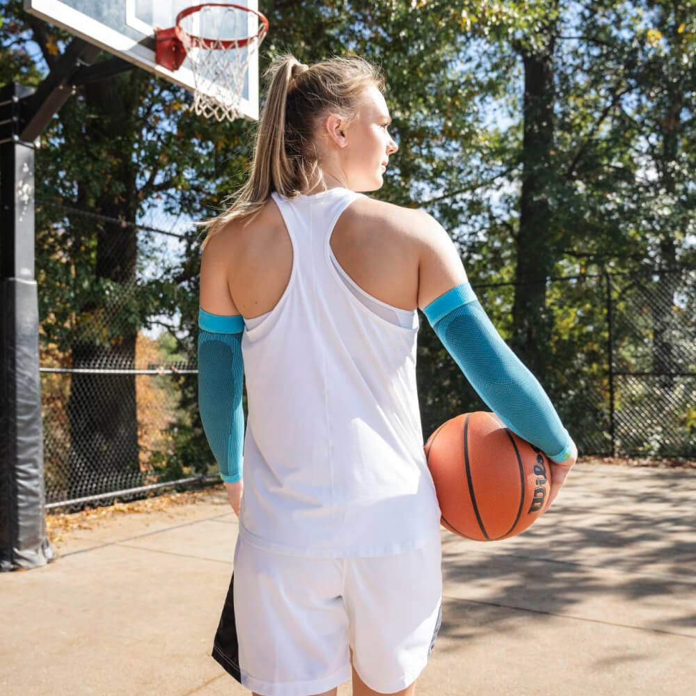 Basketball Player Dirk Nowitzki con manica a compressione per il braccio