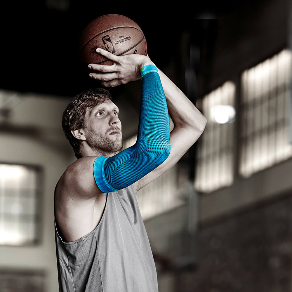 Basketball Player Dirk Nowitzki con manica a compressione per il braccio