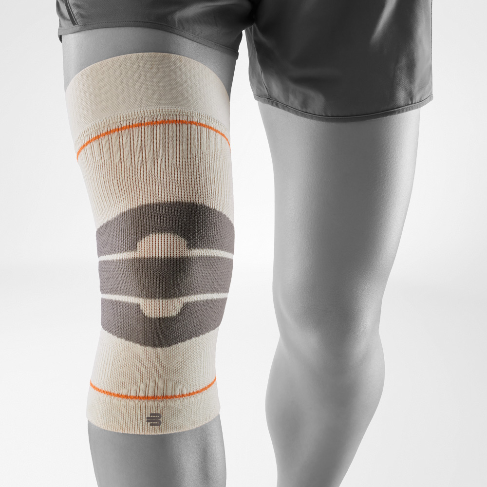 Ginocchiera color sabbia per attività outdoor, indossata sulla gamba, garantisce stabilità, sostegno sicuro e comfort durante il movimento.