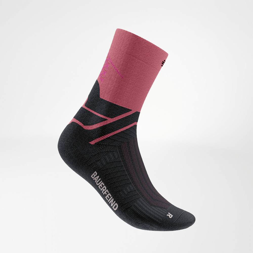 Calza da corsa nera con polsino rosso e rinforzi rossi. Il logo Bauerfeind è visibile sul lato, la Infinity Zone sostiene la caviglia.