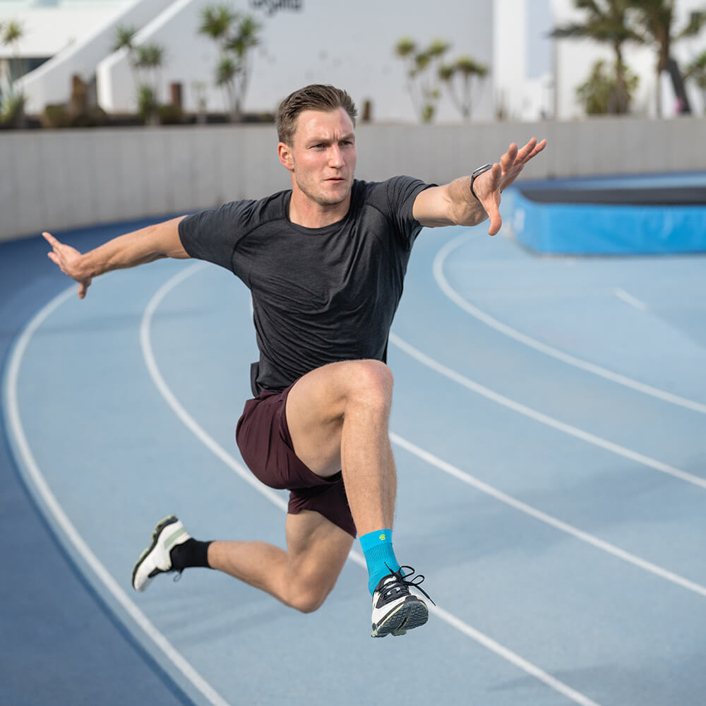 Bandage alla caviglia nel salto di ostacoli Corridore con supporto alla caviglia a compressione nel salto di ostacoli