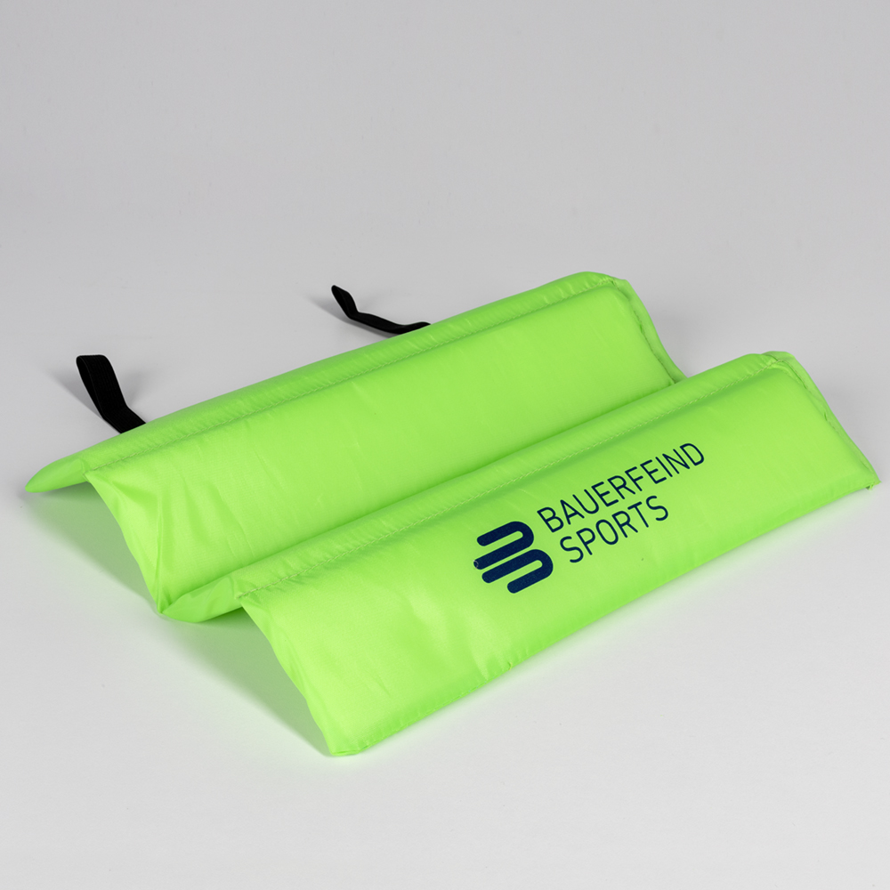 Foto in studio del cuscino da seduta Bauerfeind Sports in verde brillante, ideale per spostamenti.
