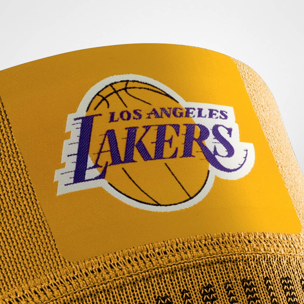 Il logo di Fokus La Laker sulla manica del ginocchio NBA