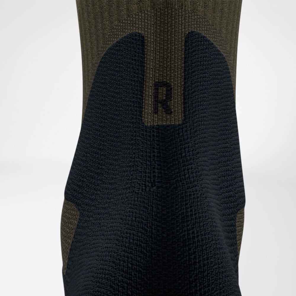 Detailaufnahme der Merino Outdoor Socks in der Rückansicht. Die nahtlose Verarbeitung und die gezielte Polsterung der Achillessehne bieten Komfort und Schutz für lange Outdoor-Einsätze.