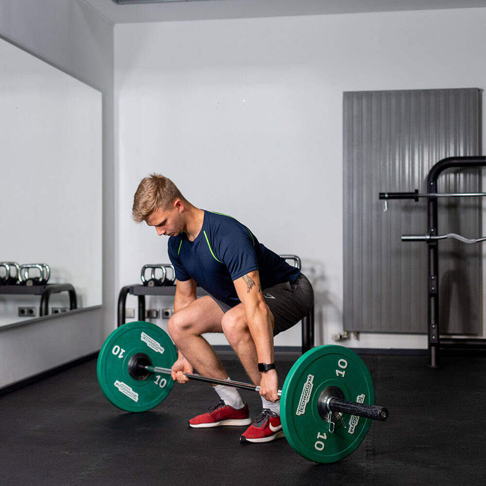 Uomo in palestra a Kreuzlift con un bilanciere