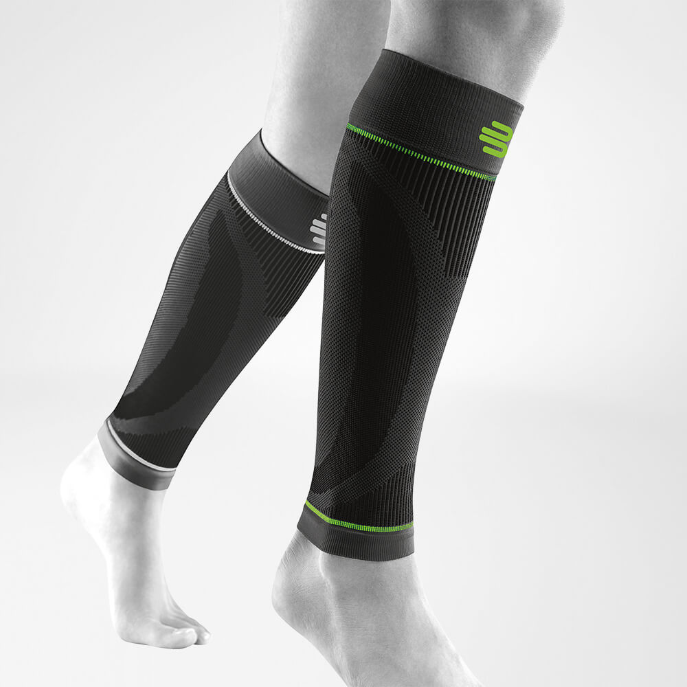 Vista completa delle maniche sportive delle gambe inferiori nere sulla gamba grigia stilizzata