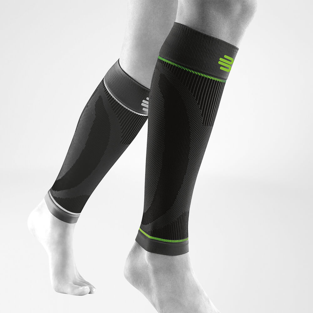 Maniche waden anteriore nero inclinata Vista completa delle maniche sportive delle gambe inferiori nere sulla gamba grigia stilizzata