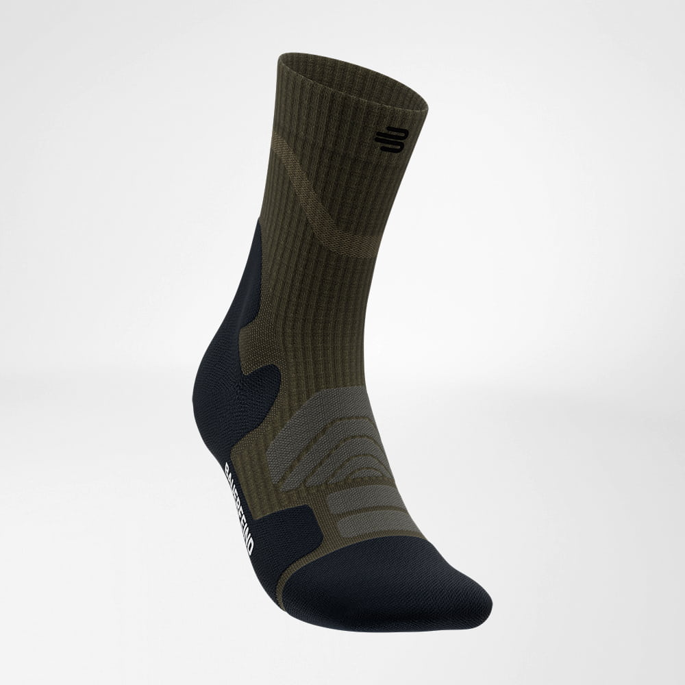 Schrägansicht der Merino Outdoor Socks, die das clevere Design und funktionale Highlights wie atmungsaktive Zonen und Verstärkungen betont. Ein Must-have für Outdoor-Enthusiasten.