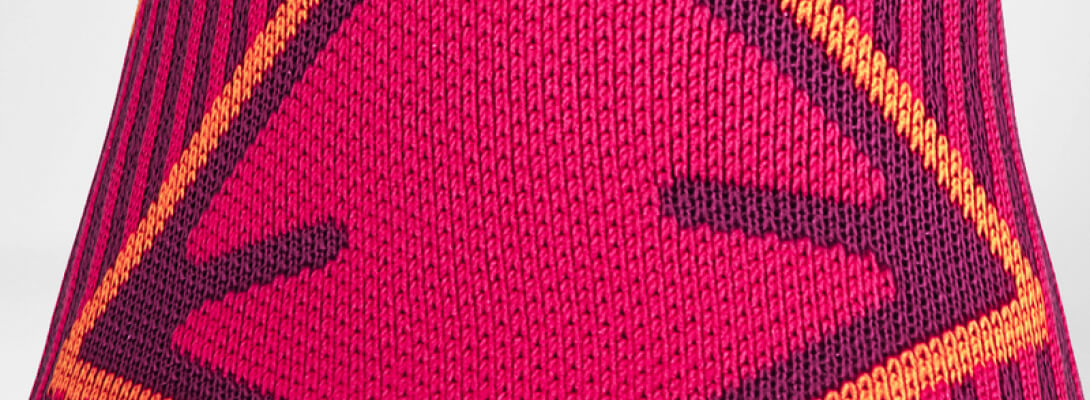 Dettaglio della zona di comfort del collo del piede della calza sportiva rosa per lo sci