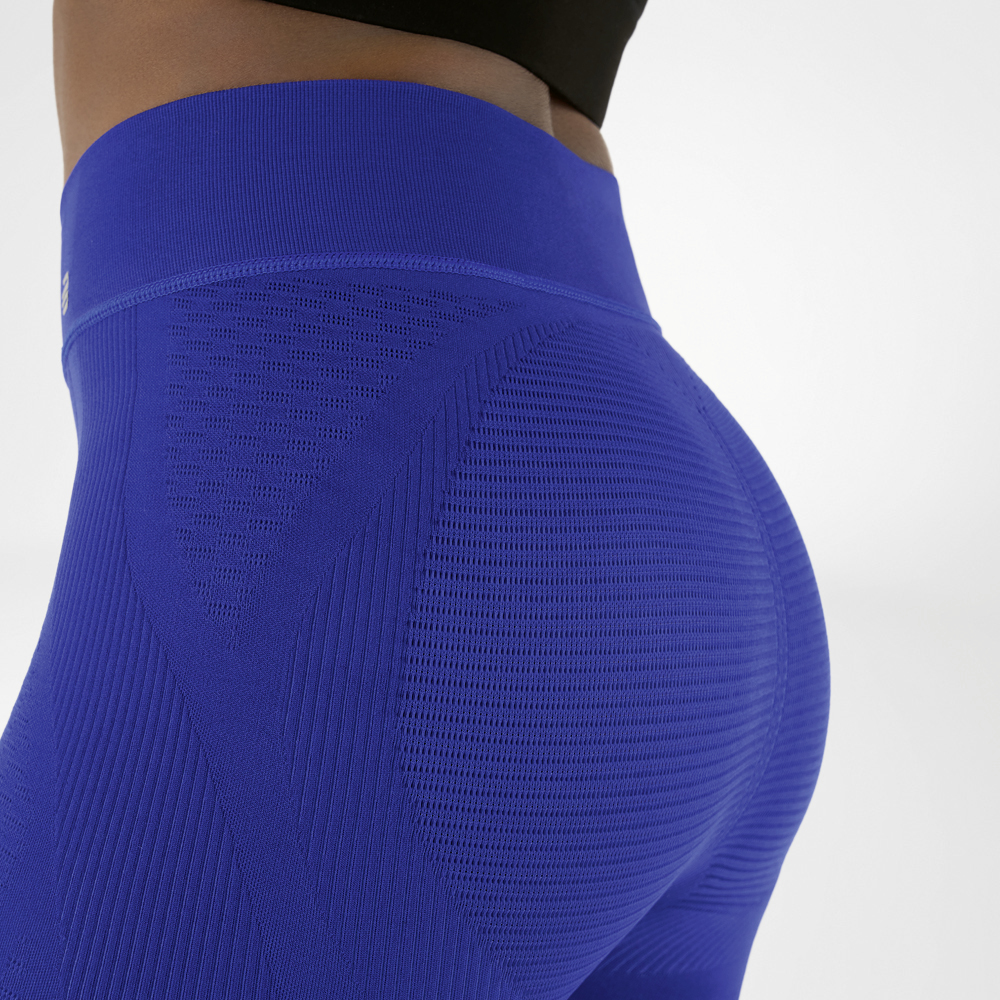 Ritaglio in vita di un'immagine di una donna che indossa pantaloni a compressione a vita alta di colore blu navy