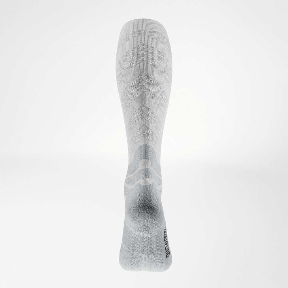 Vista posteriore delle calze Run Performance Socks Long bianche con struttura pronunciata sul polpaccio e scritta Bauerfeind sul tallone.