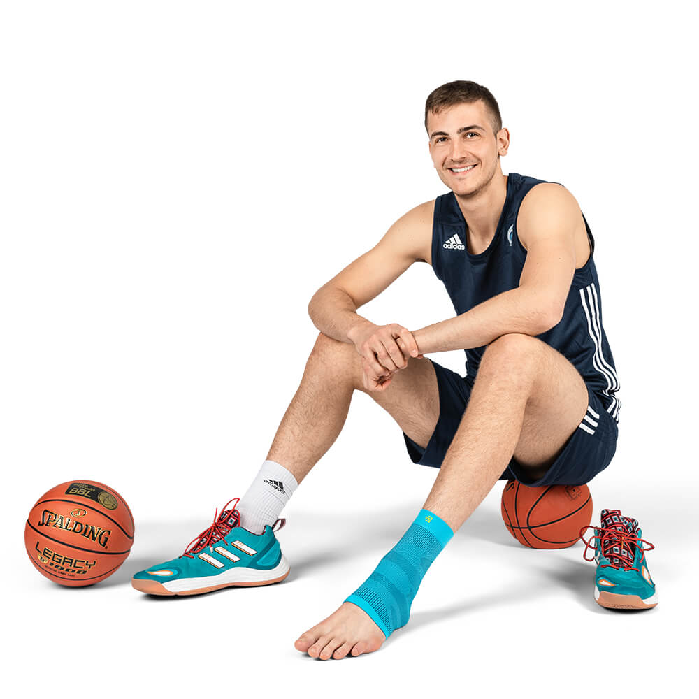 Il giocatore si siede su un basket con manica