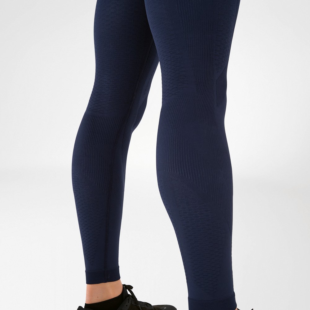 Polpacci di un uomo che indossa pantaloni a compressione blu scuro