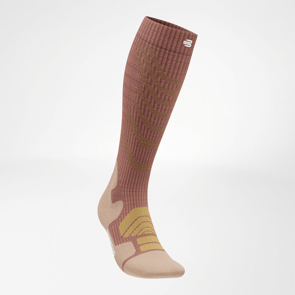 Vista angolata delle Merino Outdoor Socks da davanti a sinistra. La combinazione innovativa di lana merino e design ergonomico le rende perfette per attività outdoor intense.