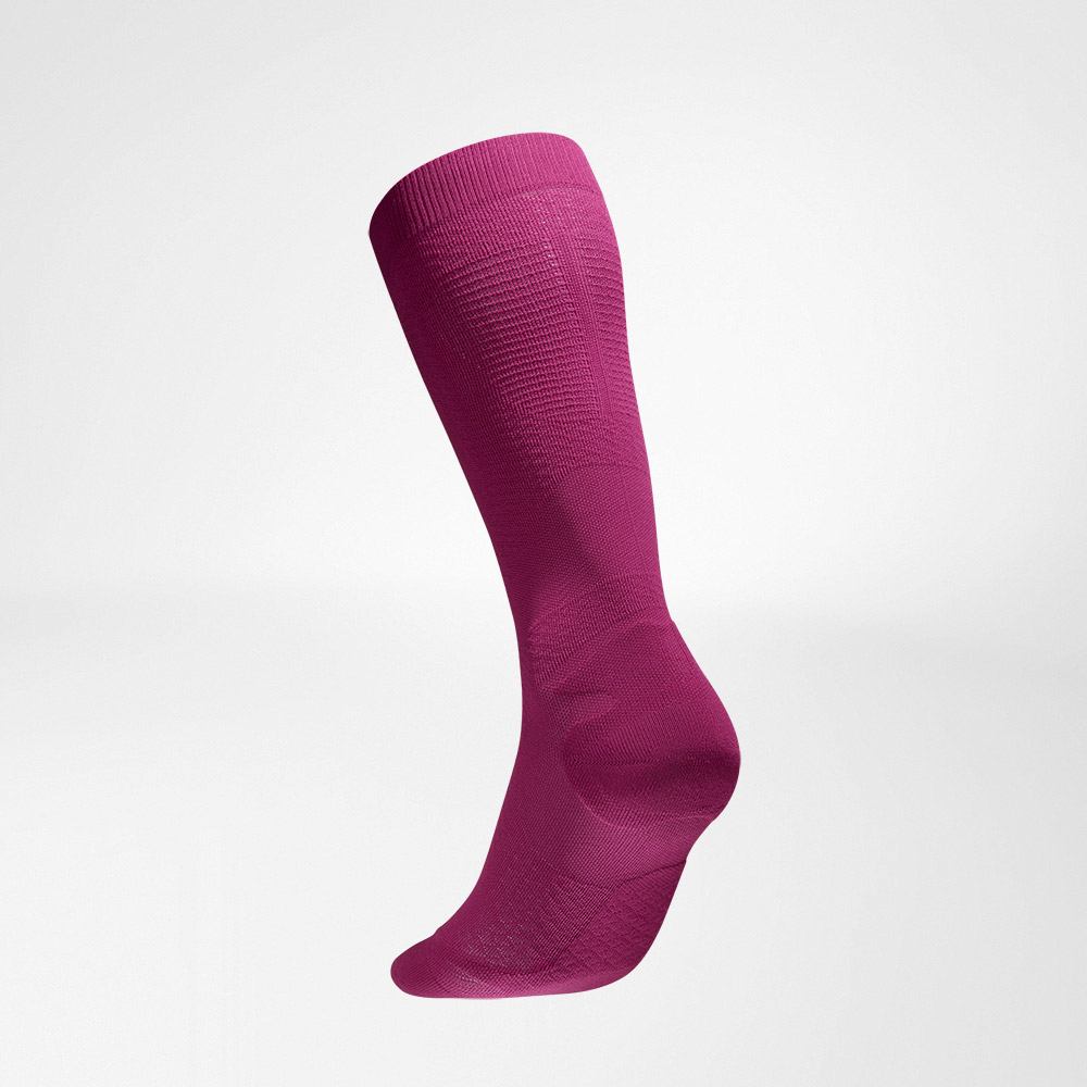 Vista posteriore laterale dei calzini a compressione a muote ariosi color rosa e correre