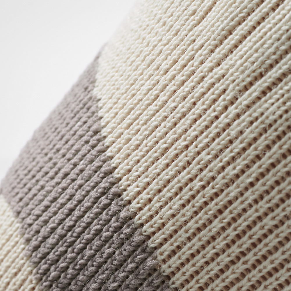 Dettaglio della ginocchiera color sabbia con motivo a maglia grigia. La struttura densa ed elastica garantisce compressione uniforme e grande comfort nelle attività outdoor.