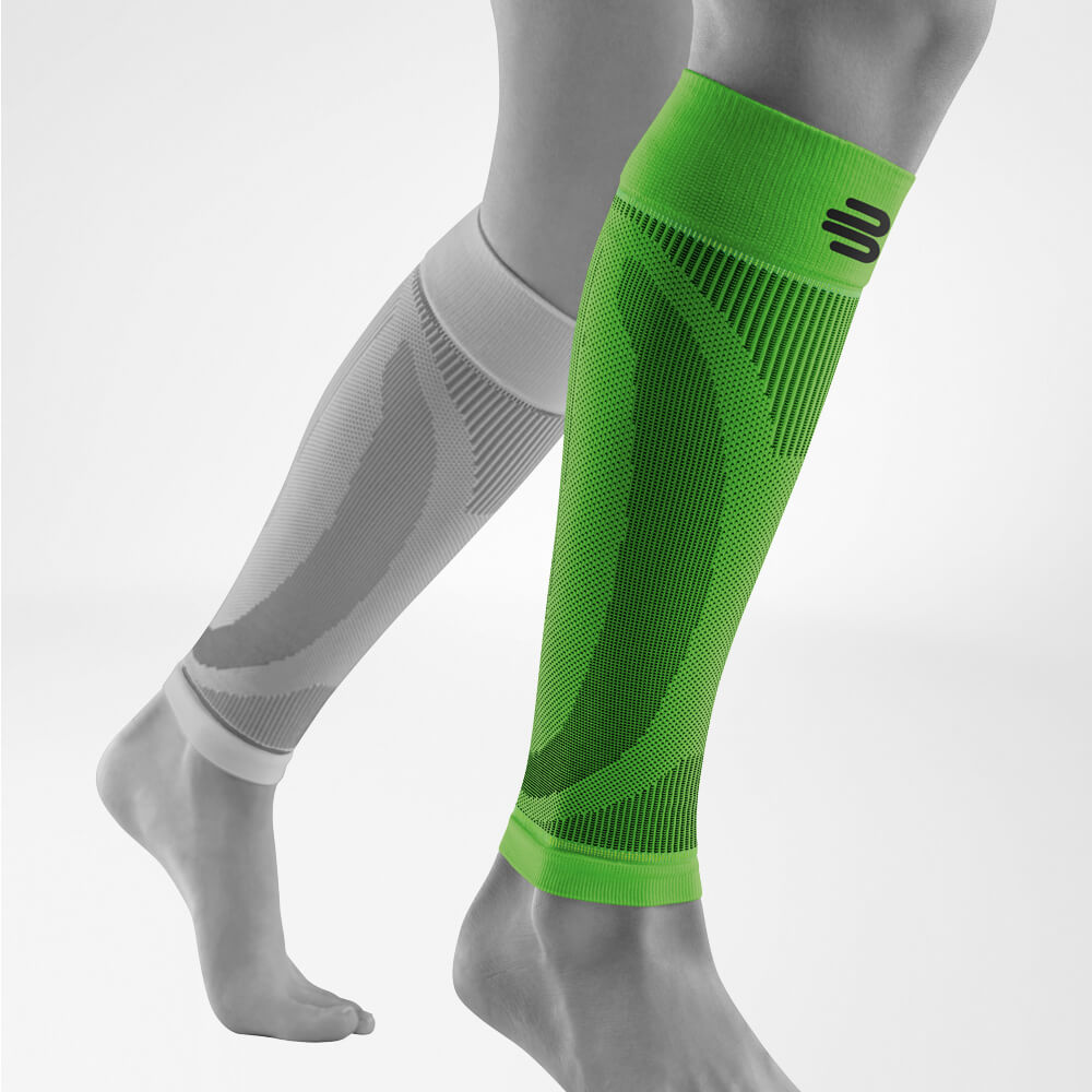 Vista completa delle maniche sportive per gambe inferiori verdi sulla gamba grigia stilizzata