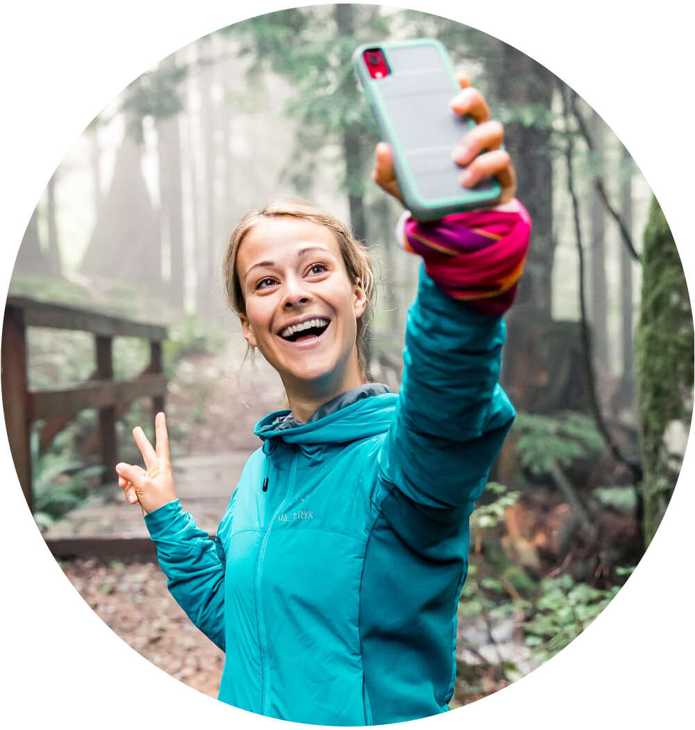 Influencer all'aperto Hailey Van Dyk District -Foto dell'influencer Hailey van Dyk in un selfie nella foresta