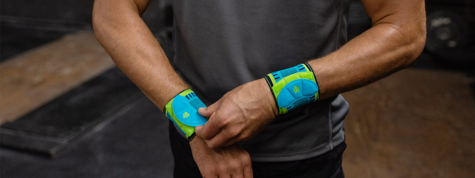 Si siede come vuoi: il cinturino da polso sportivo con cintura regolabile individualmente L'uomo nella stanza del fitness tira giustamente una delle sue bende da polso