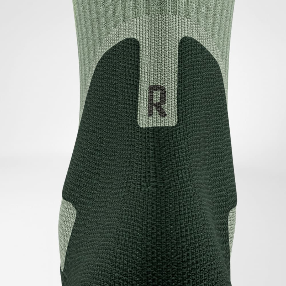 Komfort, der dich schützt: Die Details machen den Unterschied! Detailaufnahme der Merino Outdoor Socks in der Rückansicht. Die nahtlose Verarbeitung und die gezielte Polsterung der Achillessehne bieten Komfort und Schutz für lange Outdoor-Einsätze.