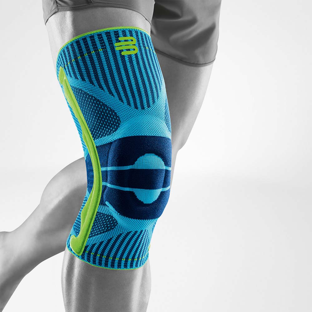 Completamento di una fascia di ginocchio color Rivera per lo sport sulla gamba grigia stilizzata