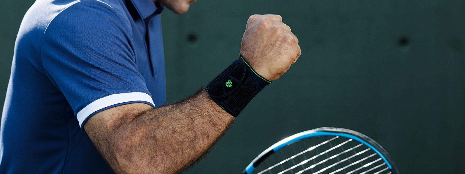 Tennis Player con un bandage del polso nero palle il pugno