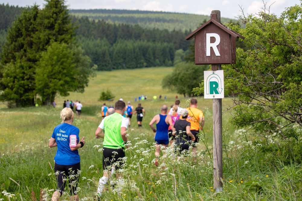Rennsteiglauf: maratona in natura I corridori della passerella da corsa attraversano la natura