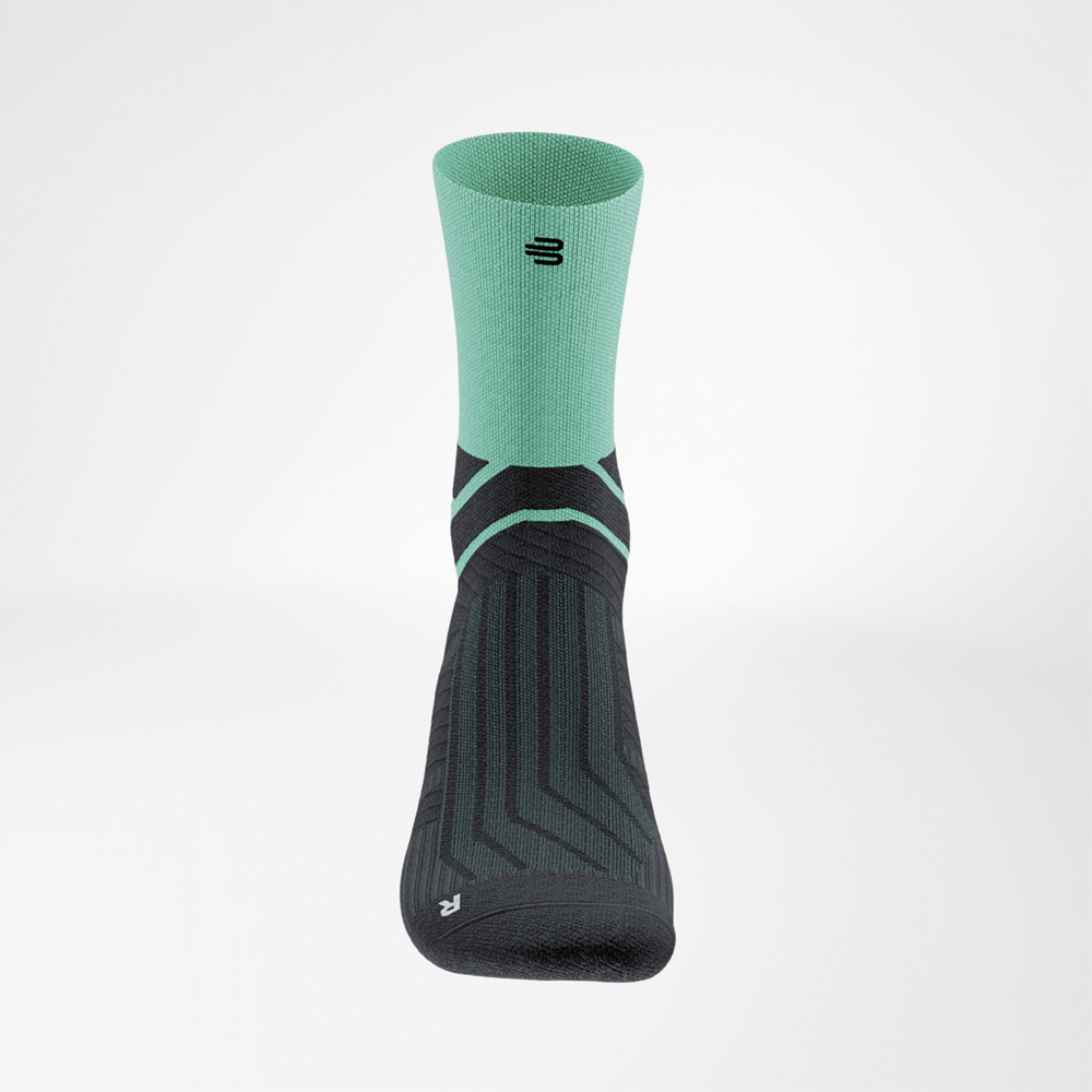 Vista frontale delle Run Performance Midcut Socks in verde menta con parte del piede nera e zone funzionali per comfort e stabilità nella corsa.