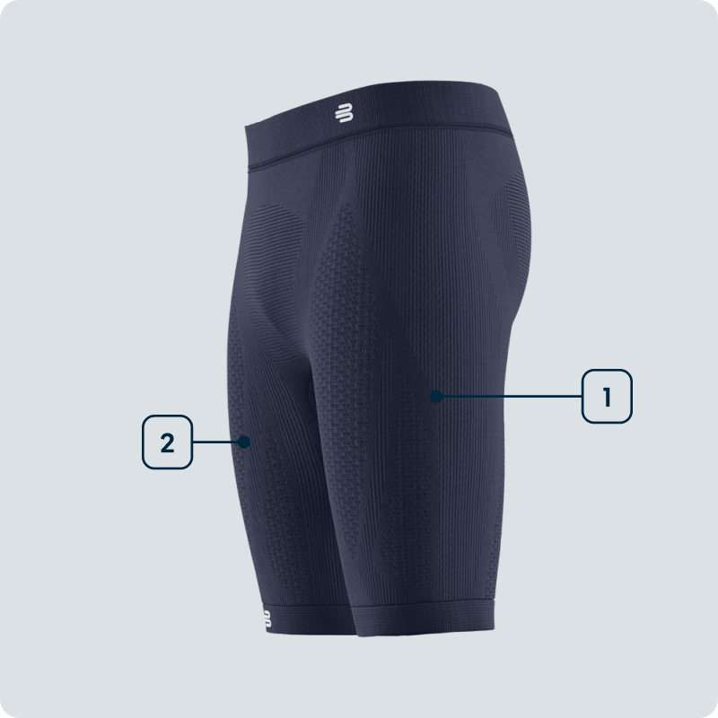 Vista laterale di pantaloncini compressivi neri da uomo con zone evidenziate per il supporto di cosce e glutei – vestibilità funzionale in evidenza.